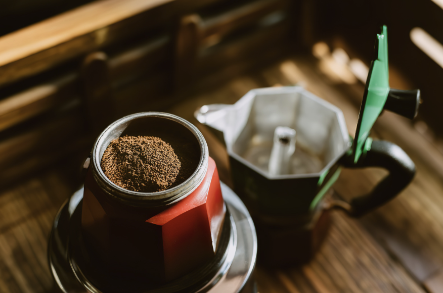 Italiaanse moka pots op een houten tafel